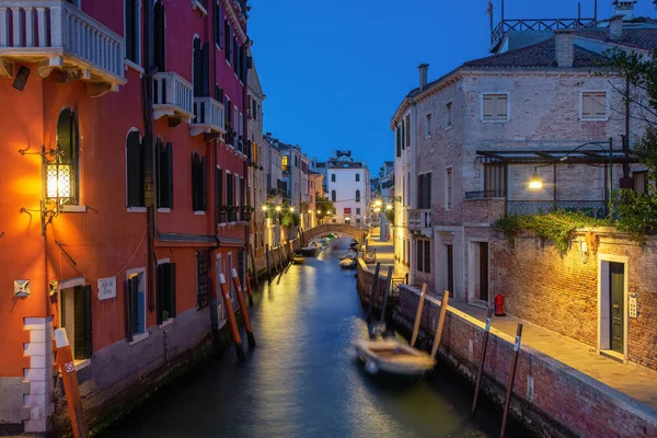 Hermosa foto de Venecia por la noche. La luz de las linternas estalla en los canales de Venecia — Foto de Stock