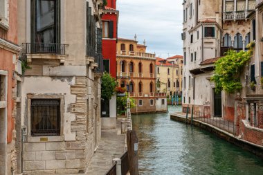 Venedik kanallarının güzel bir fotoğrafı gondolların turistleri gezdirdiği ve taşıdığı