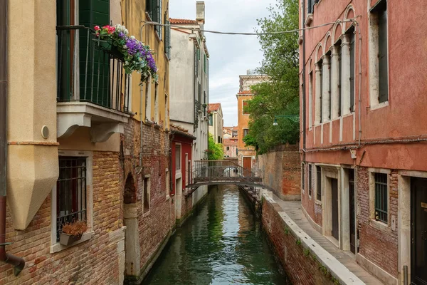 Una hermosa foto de los canales de Venecia a través de los cuales las góndolas caminan y llevan a los turistas — Foto de Stock