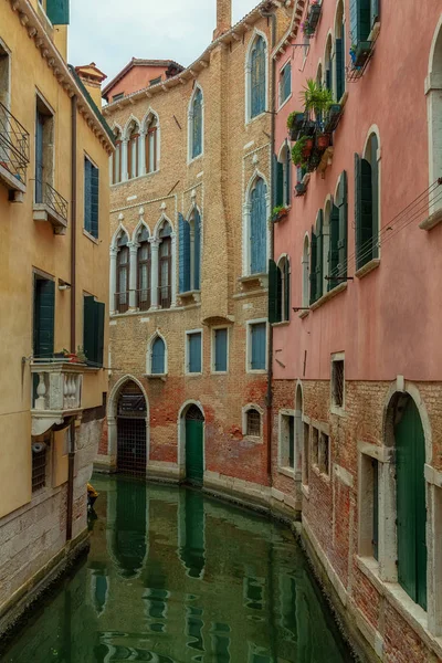 Una hermosa foto de los canales de Venecia a través de los cuales las góndolas caminan y llevan a los turistas — Foto de Stock