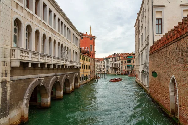 Una hermosa foto de los canales de Venecia a través de los cuales las góndolas caminan y llevan a los turistas — Foto de Stock