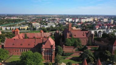 Malbork Polonya - Temmuz 2018: Nogat nehri yakınlarındaki Malbork Kalesi. 4k, Uhd