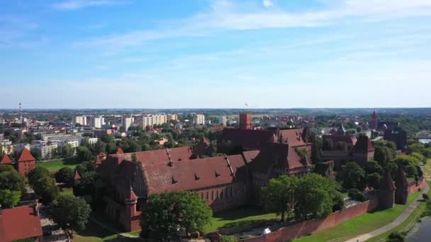 Malbork Lengyelország - 2018. július: Kastély Malborkban a Nogat folyó közelében. 4k, Uhd — Stock videók
