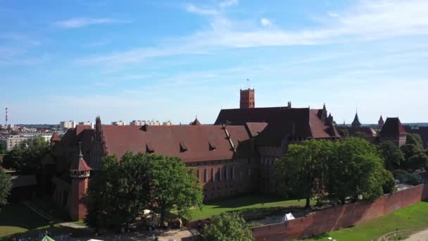 Malbork polen - juli 2018: schloss in malbork am fluss nogat. 4k, uhd — Stockvideo