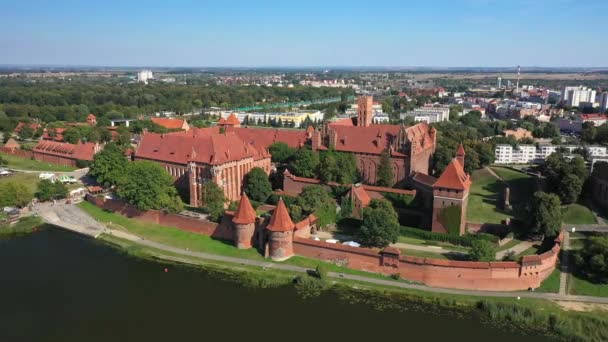 Malbork Polen - juli 2018: Kasteel in Malbork bij de rivier de Nogat. 4k, Uhd — Stockvideo