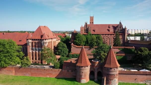 Malbork Polonia - Luglio 2018: Castello di Malbork vicino al fiume Nogat. 4K, UHD — Video Stock