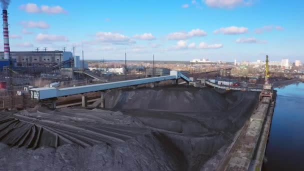 Vista aérea de tubos de chaminé alta com fumaça cinza da usina de carvão. Produção de electricidade com combustíveis fósseis. — Vídeo de Stock