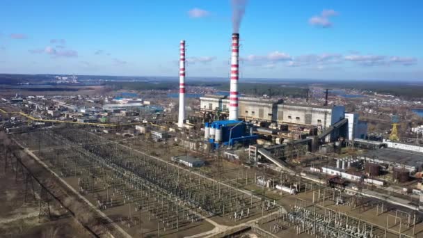 Letecký pohled na vysoké komínové trubky s šedým kouřem z uhelné elektrárny. Výroba elektřiny z fosilních paliv. — Stock video