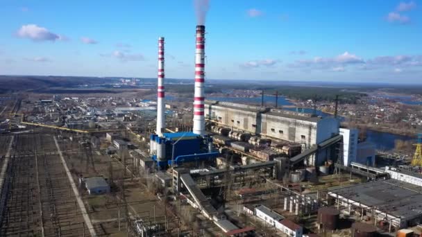 Kömür santralinden gelen gri dumanlı yüksek baca borularının havadan görüntüsü. Fosil yakıtla elektrik üretimi. — Stok video