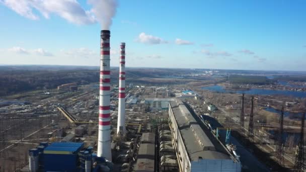 Flygfoto över höga skorstenspipor med grå rök från kolkraftverk. Produktion av el med fossila bränslen. — Stockvideo