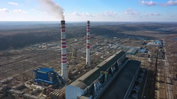 Kömür santralinden gelen gri dumanlı yüksek baca borularının havadan görüntüsü. Fosil yakıtla elektrik üretimi. — Stok video