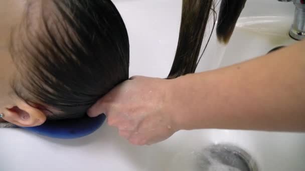Peluquería profesional haciendo peinado de noche para chica . — Vídeos de Stock