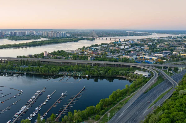 Yukarıdan endüstriyel park alanının hava manzarası, fabrika bacaları ve depoları, Kiev Kyiv, Ukrayna sanayi bölgesi — Stok fotoğraf