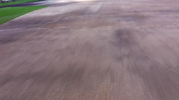 Vue aérienne des terres agricoles labourées et irriguées prêtes à être ensemencées comme arrière-plan agricole