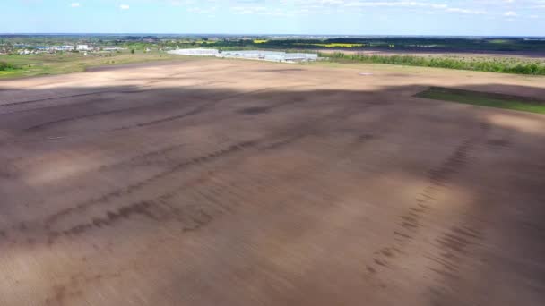 Vista aérea de las tierras de cultivo aradas e irrigadas listas para la siembra de los cultivos como antecedentes agrícolas — Vídeos de Stock