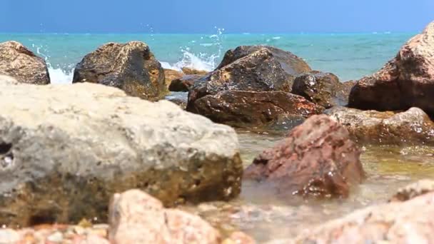 Pohled na skalnaté pobřeží moře — Stock video