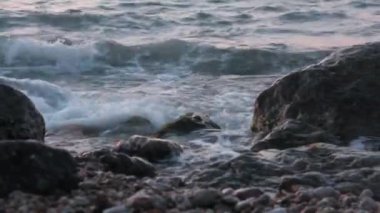 Bulutlu bir günde akşam kayalık plaj