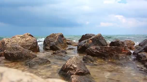 Волны, разбивающиеся на прибрежных скалах — стоковое видео