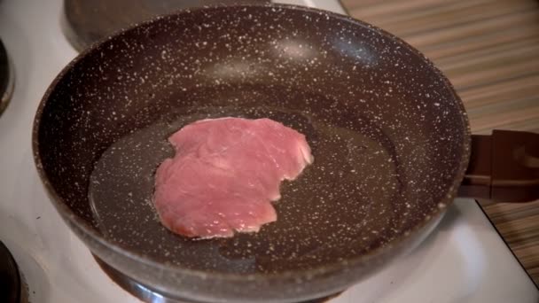 Kleine steaks in koekenpan. Stukken gegrilde vlees — Stockvideo