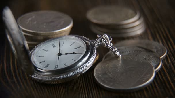 El tiempo es dinero - un reloj de bolsillo en un fondo de billetes de cien dólares — Vídeo de stock