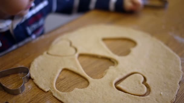 孩子做烤饼干 — 图库视频影像