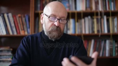 Oturma odasında beyaz kanepede oturan tablet kullanarak komuta sizde. Başlangıç ve bitiş bulanık.