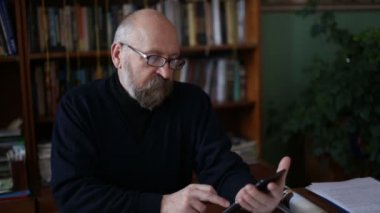 Oturma odasında beyaz kanepede oturan tablet kullanarak komuta sizde. Başlangıç ve bitiş bulanık.