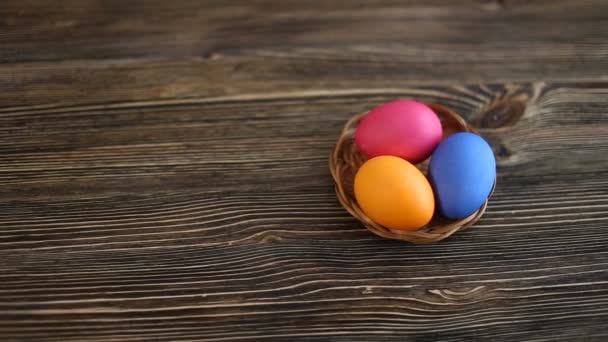 Paskalya yumurtaları, arka planda dekore edilmiş — Stok video