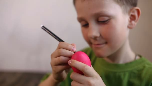 Easter eggs decorated, in the background child paint the egg — Stock Video