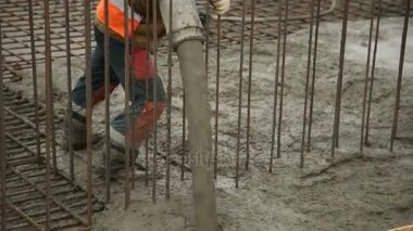 Kalıp Betonlama üzerinde çimento karıştırıcı beton karışım dökme. Bitmiş döşeme tesviye ve dökme beton zemin kat.