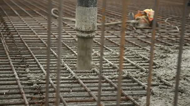 Betonmischung aus Zementmischer auf Betonschalung gießen. Fertiges Nivellieren der Platte und Gießen des Betonkellerbodens. — Stockvideo