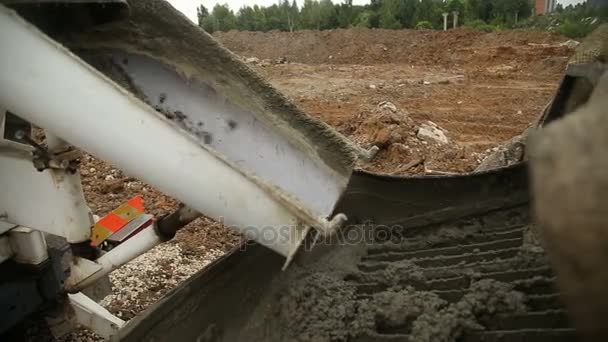 Verter mistura de concreto do misturador de cimento na cofragem de concretagem. Terminado nivelamento da laje e derramando o piso do porão de concreto . — Vídeo de Stock