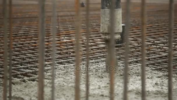 Versare la miscela di calcestruzzo dalla betoniera sulla cassaforma di cemento. Finito di livellare la lastra e versando il pavimento seminterrato in cemento . — Video Stock