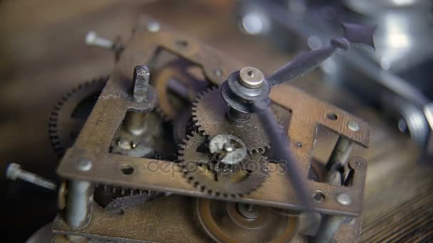 Старые часовые механизмы работают со звуком клещей — стоковое видео