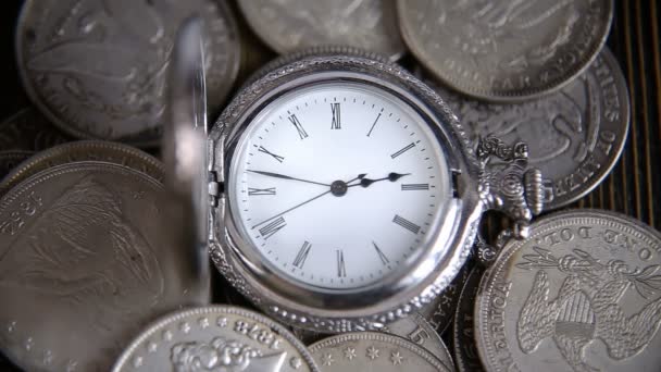 Tijd is geld - een zakhorloge op een achtergrond van honderd - dollarbiljetten — Stockvideo