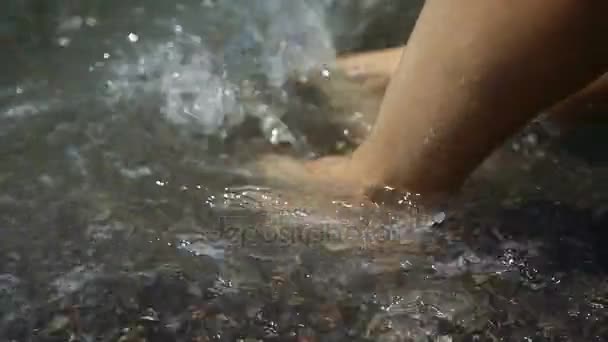 Piernas lavadas con agua de mar. Un montón de pies en la playa de arena. Las olas fluyen por las piernas. Uñas en agua de mar . — Vídeos de Stock