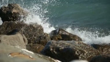 Büyük okyanus dalgalarının Smash karşı kayalar