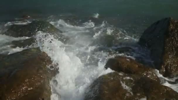 Hatalmas óceán hullámai krach a sziklák ellen — Stock videók