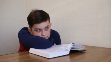 bir kitap okurken erkek rüyalar