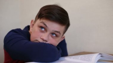 bir kitap okurken erkek rüyalar