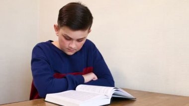 Çocuk kitap okuyor.