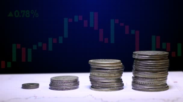 Graf a řádky mincí pro finance a obchodní koncept — Stock video