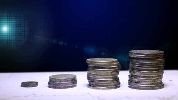 Grafik ile finans ve iş kavramı Coin satırları — Stok video