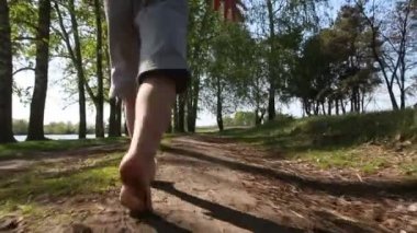 Çocuk orman yol yalınayak, kavramı, özgürlük ve mutluluk çalışır