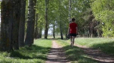 Çıplak ayakla yürümek çimen, özgürlük ve mutluluk kavramı