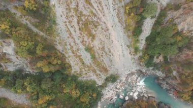 Bir dağ nehrinin yüzeyinde dikey hava görüntüsü