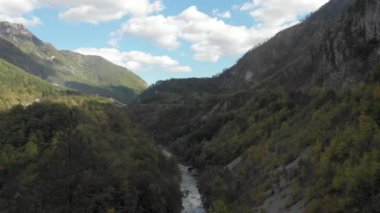 Bir dağ nehrinin yüzeyinde dikey hava görüntüsü