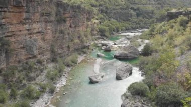 Bir dağ nehrinin yüzeyinde dikey hava görüntüsü
