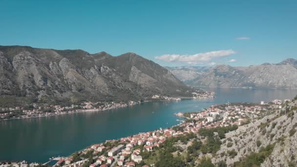 Letecký pohled na město Kotor v Černé Hoře. Létání nad Kotorským zálivem a horami — Stock video