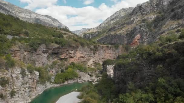Вертикальный вид с воздуха на поверхность горной реки — стоковое видео